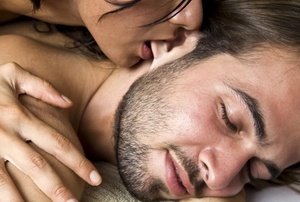 Чувственные поцелуи: все об эротическом массаже с помощью губ