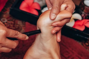 Эротический массаж ног: особенности техники
